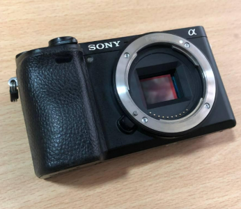 دوربین سونی آلفا ۶۱۰۰ در حد نو به همراه لوازم دست دو