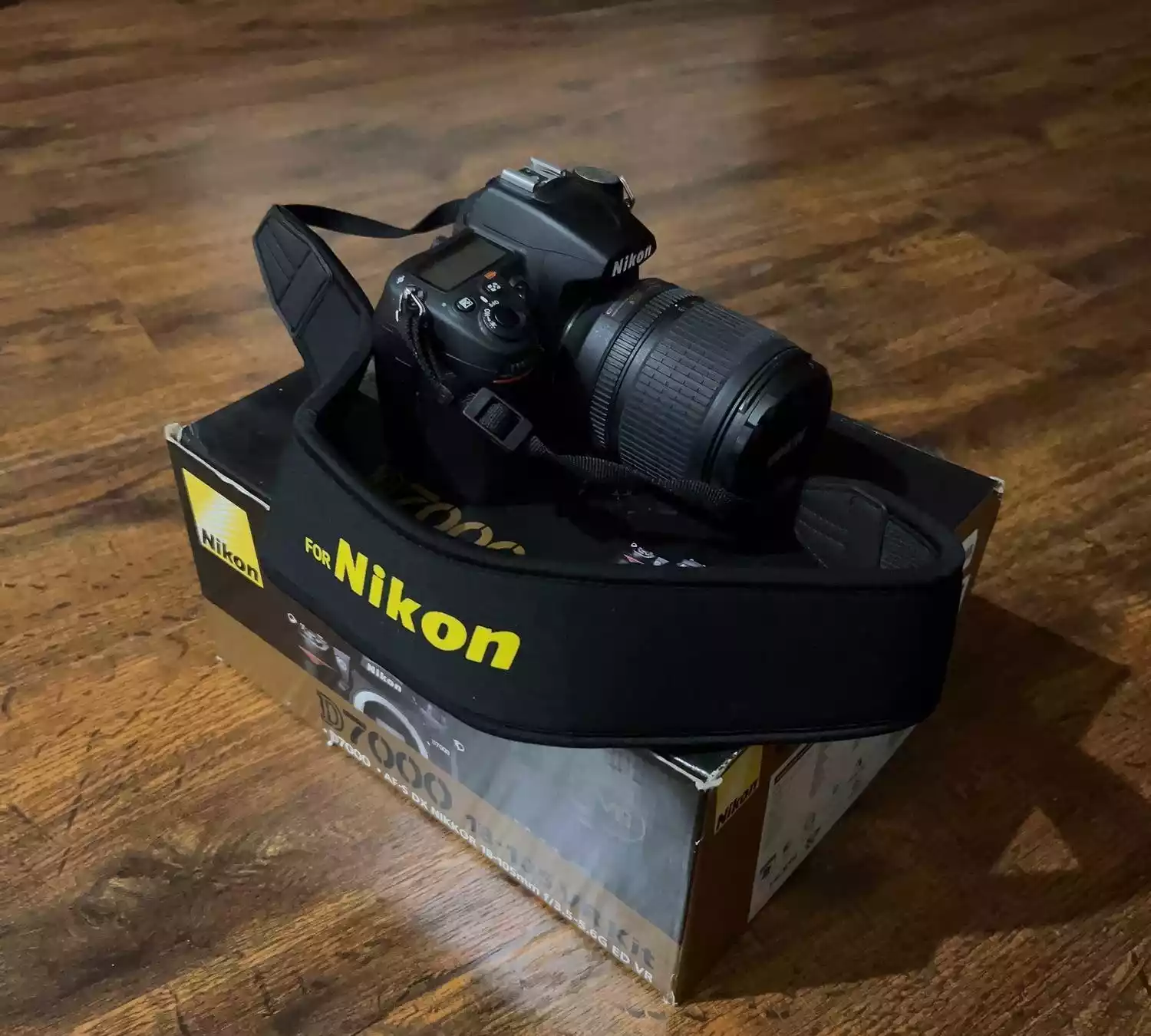 دوربین نیکون D7000 بالنز ۱۰۵-۱۸ و ۲۰۰۰ شات زده شده دست دو