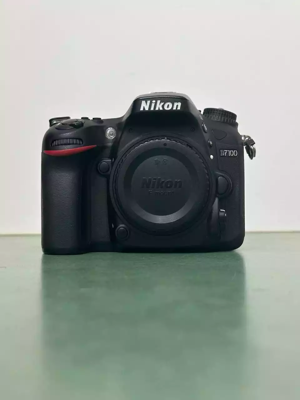 نیکون 7100 دست دو