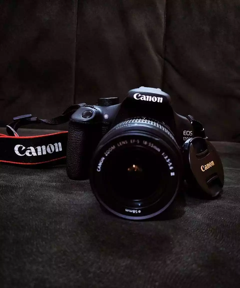 دوربین کنون 1200D دست دو