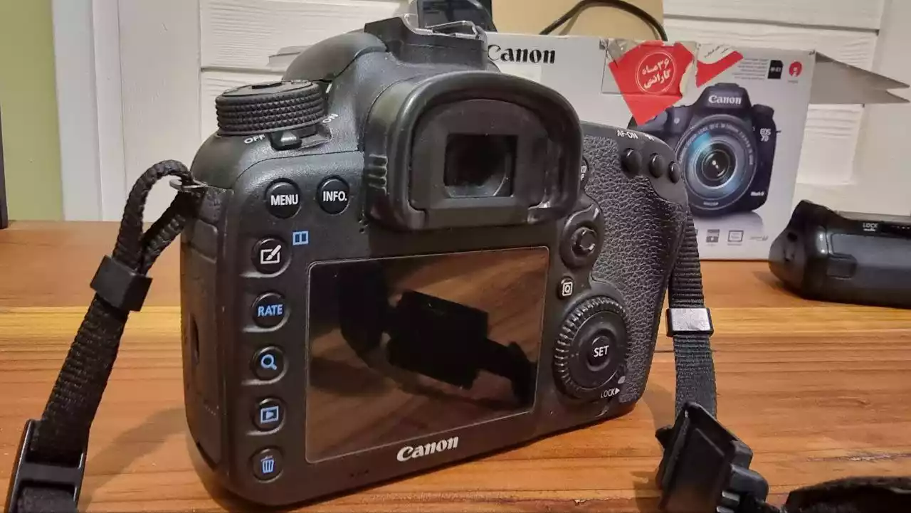 دوربین عکاسی کانن Canon EOS 7D Mark II دست دو
