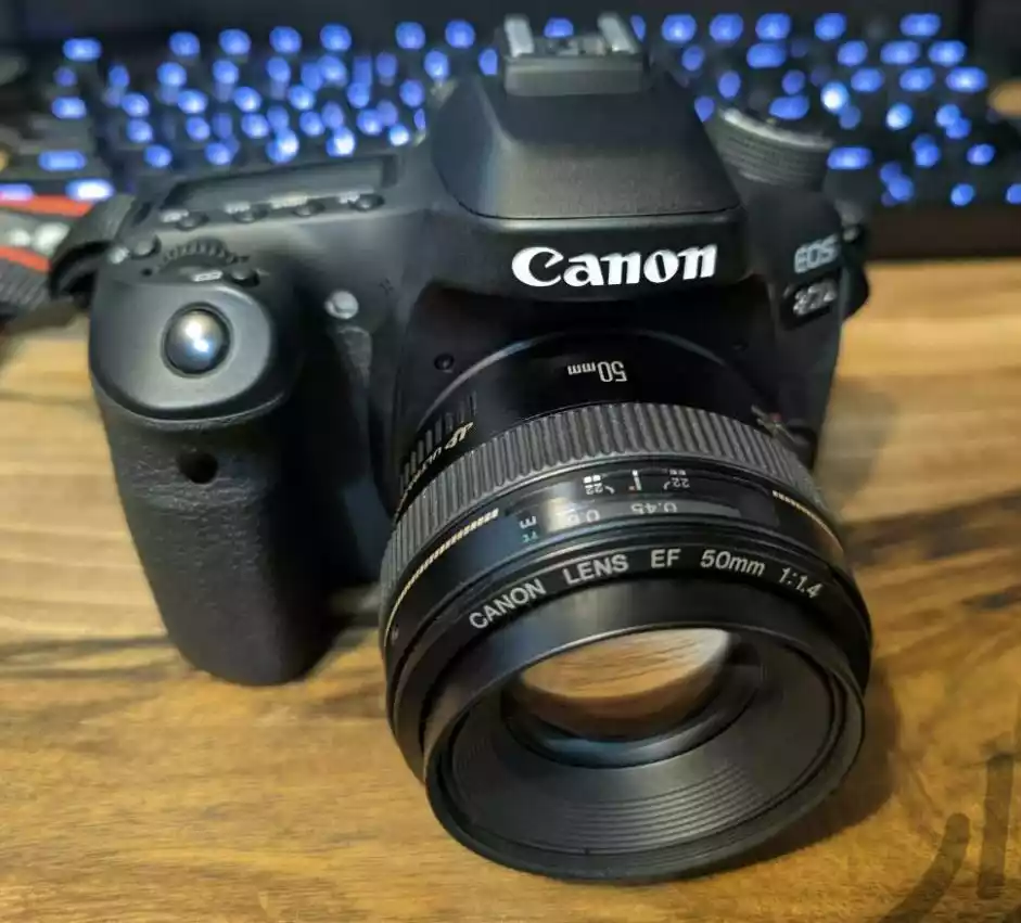 دوربین کنون 80D با لنز 50 F1.4 دست دو