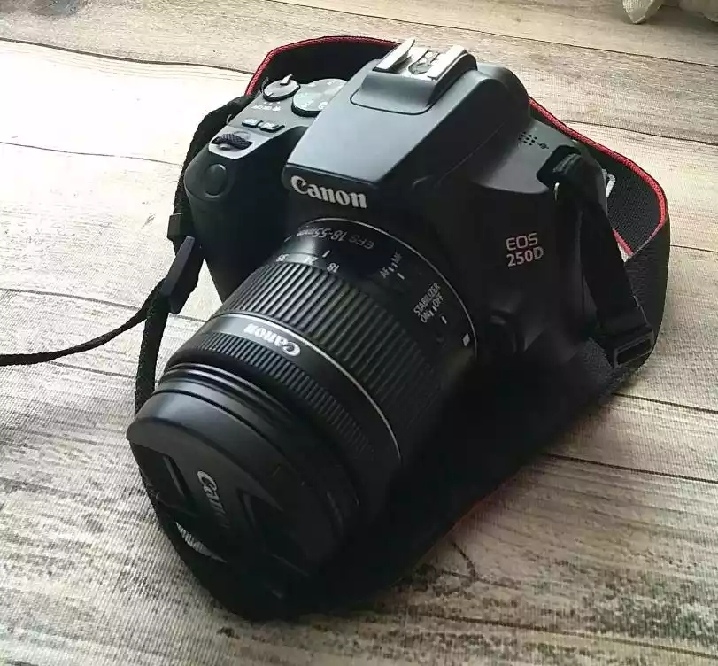 دوربین canon 250d تمیز و در حدنو دست دو