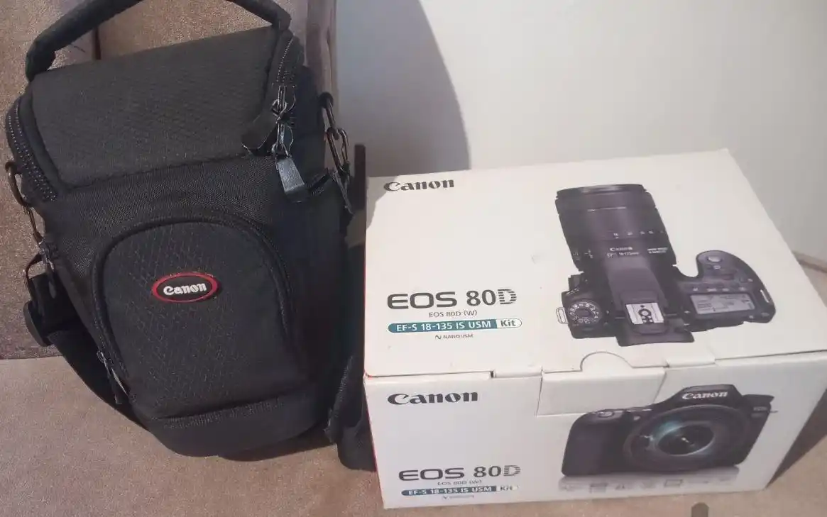 با لنز 135. 80D دست دو