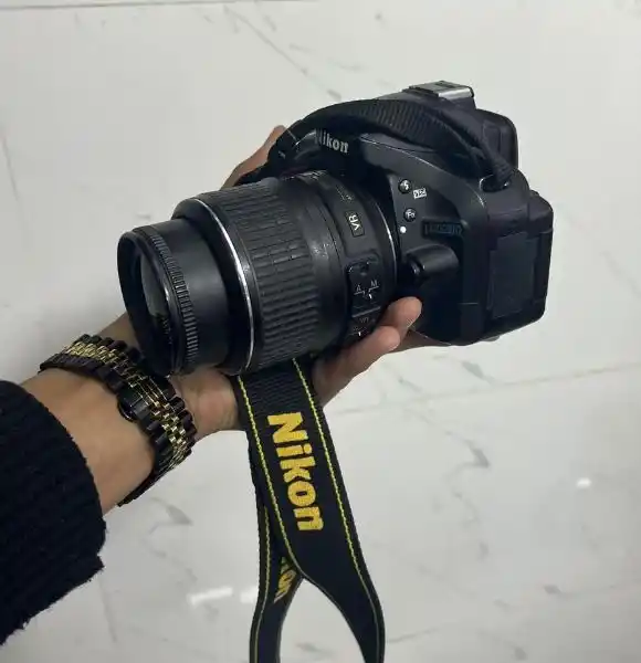 دوربین نیکون D5200 درحد دست دو