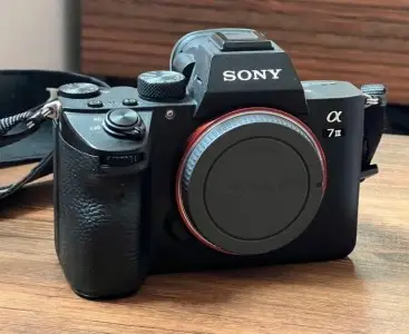 دوربین سونی a7iii همراه با لنز ۵۰mm دست دوم