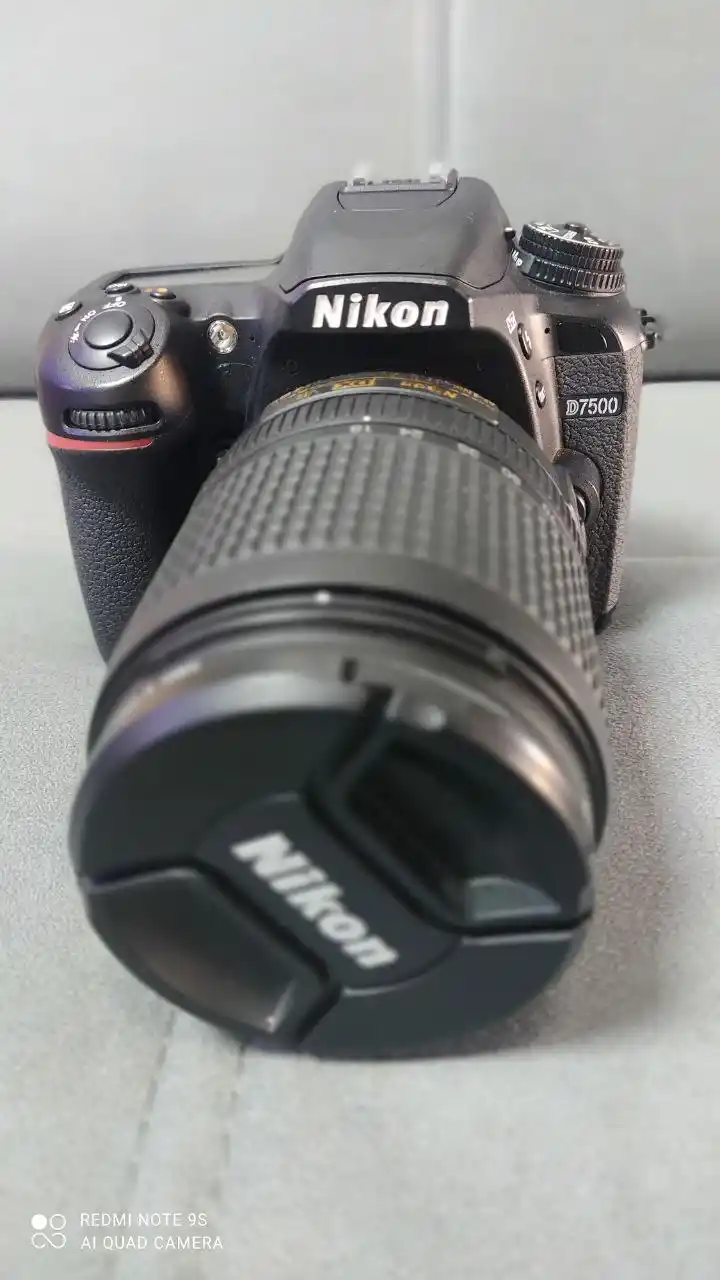 NikonD7500+18.140 دست دو