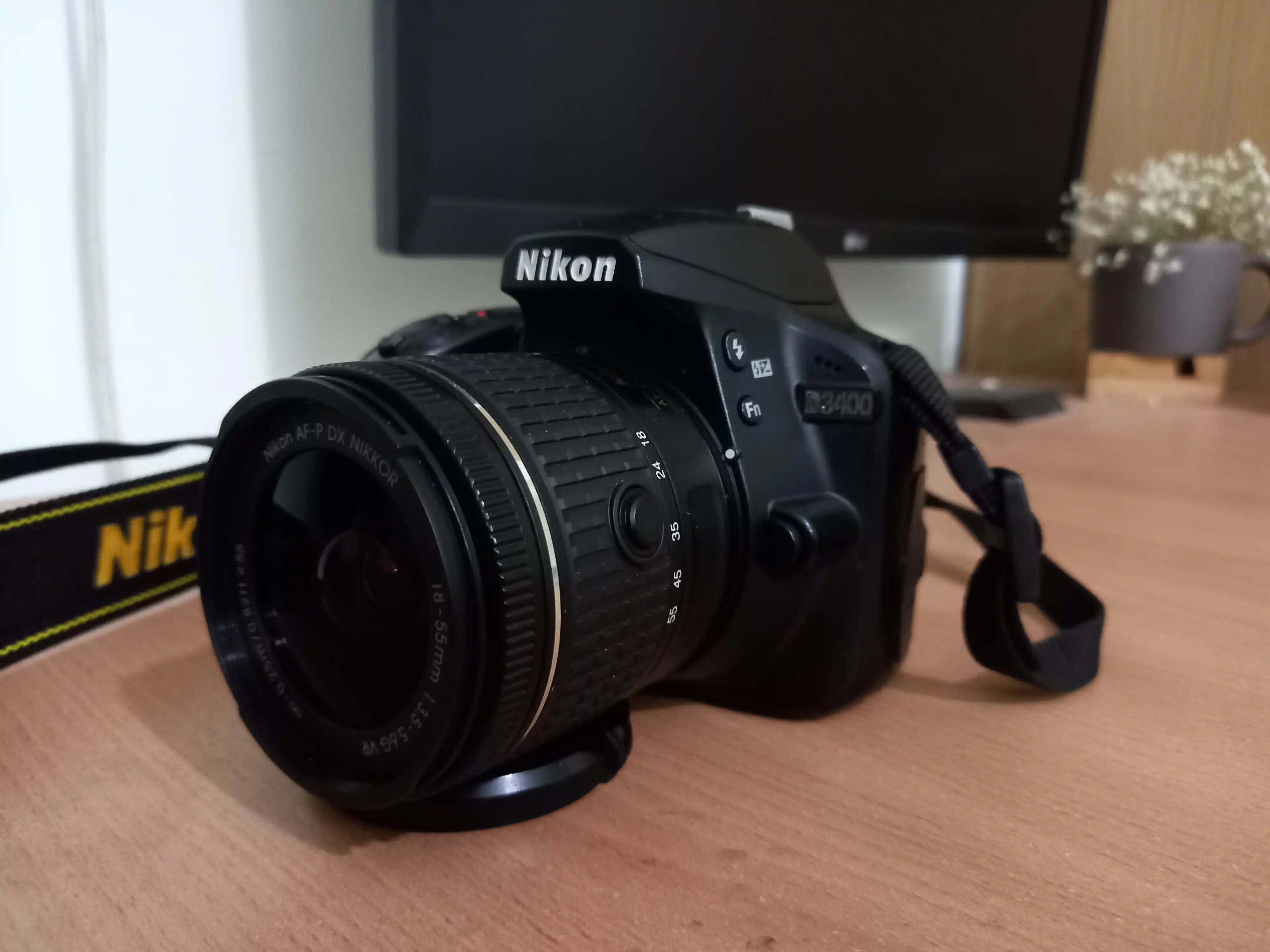 نیکون D3400 دست دو