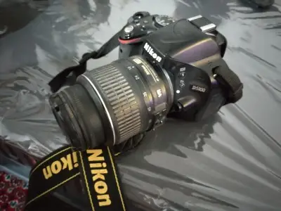 دوربین Nikon D5100 + لنز کیت 18-55 VR (دارای لرزشگیر داخلی) دست دوم