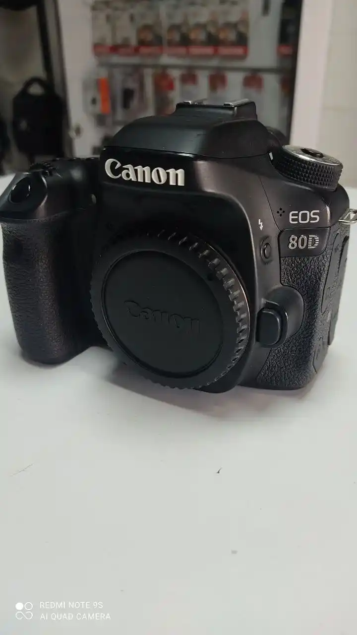 Canon80D دست دو