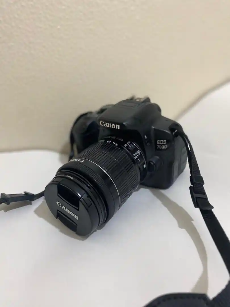 دوربین 700D کنون دست دو