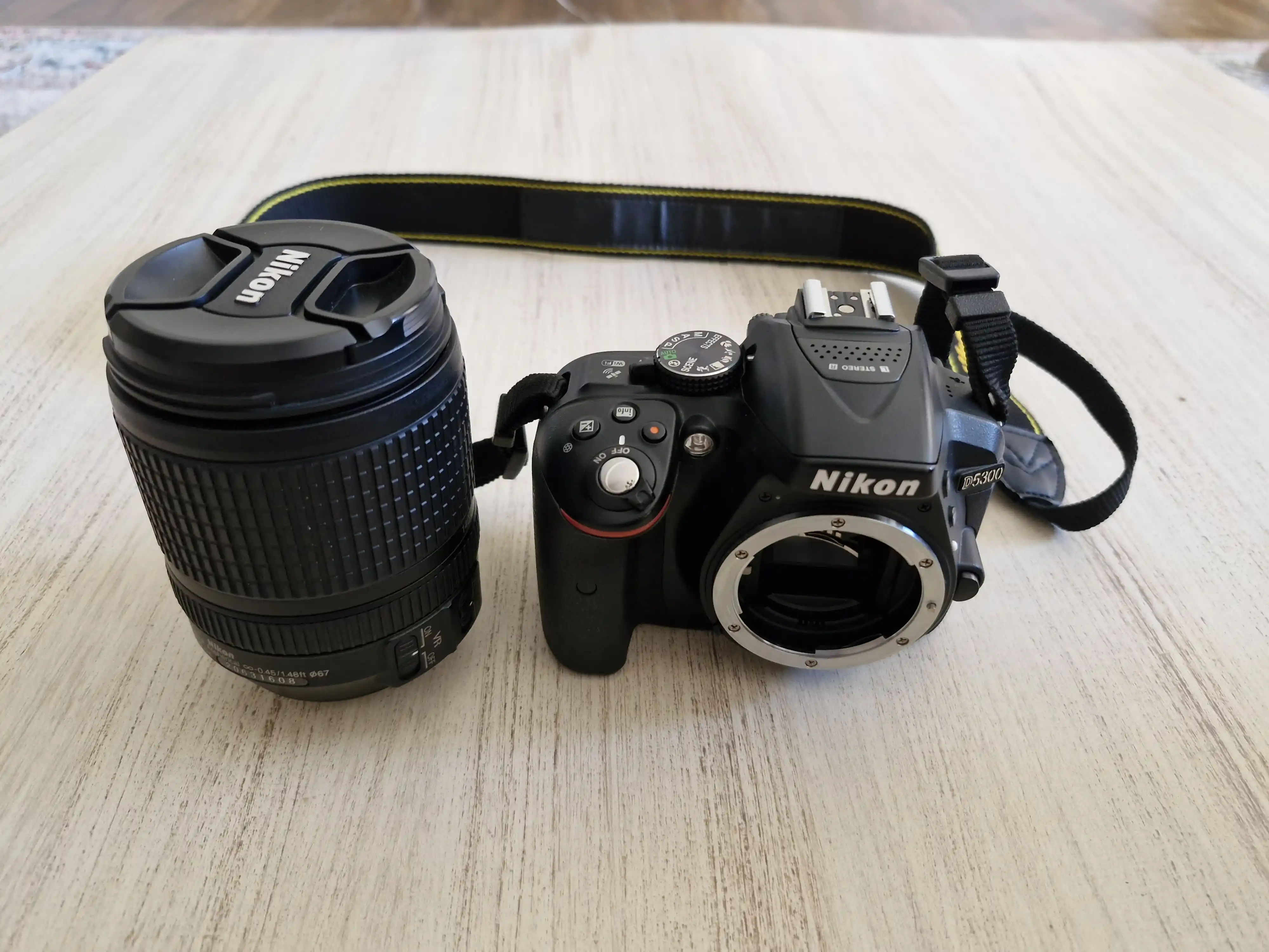 دوربین nikonمدل D5300 دست دو