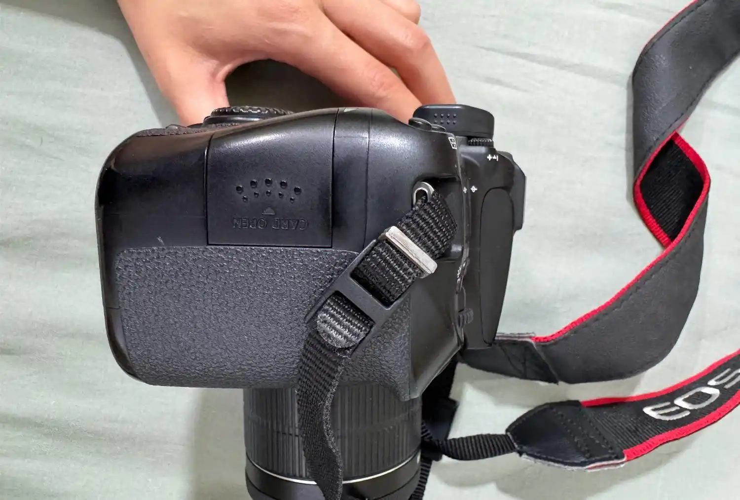 دوربین کنون 70D. دست دو