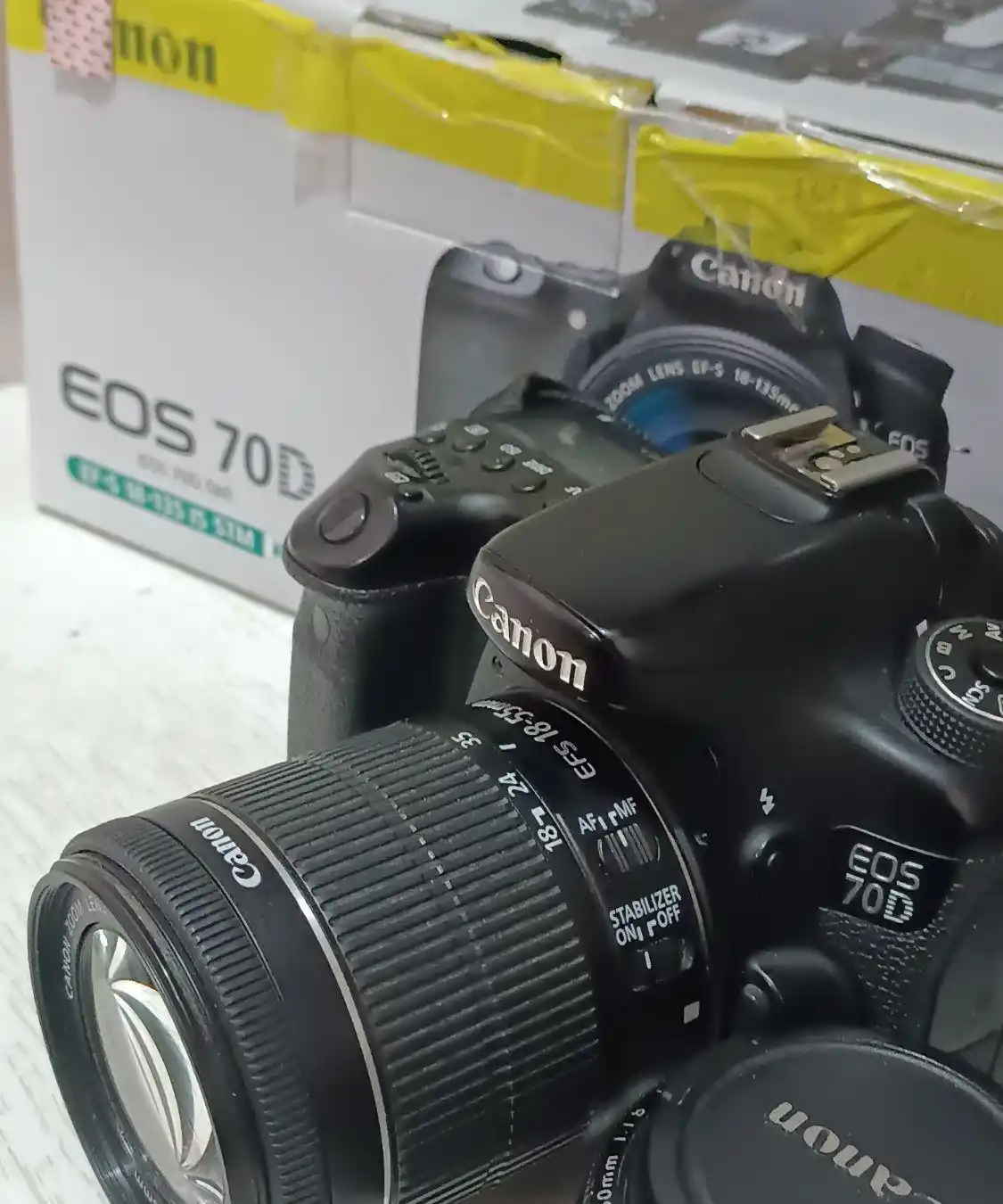 دوربین Canon 70D با وسایل جانبی دست دو