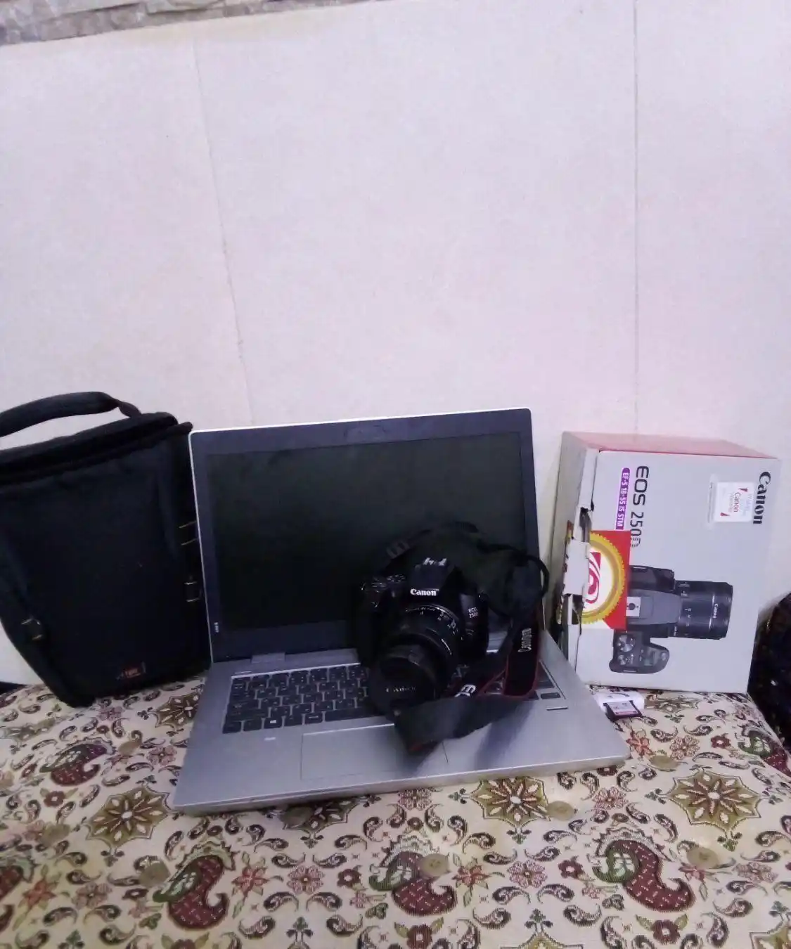 دوربین عکاسی و لبتاب دست دو