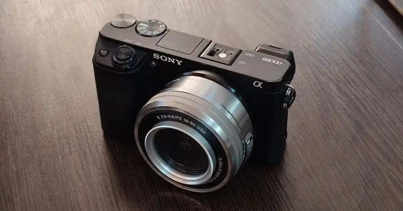 Alpha a6300  سونی در حد دست دو