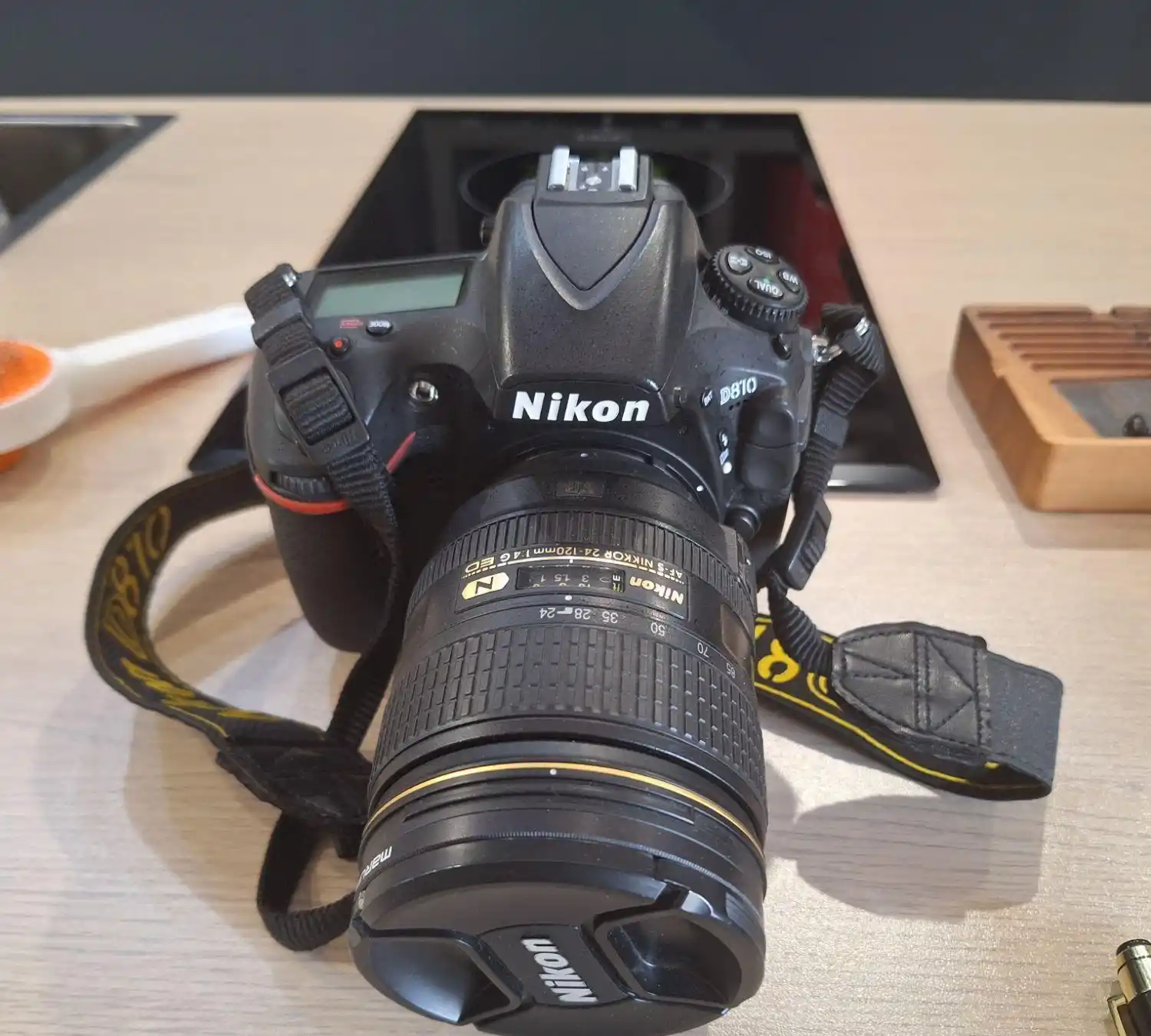 نیکون D810 دست دو