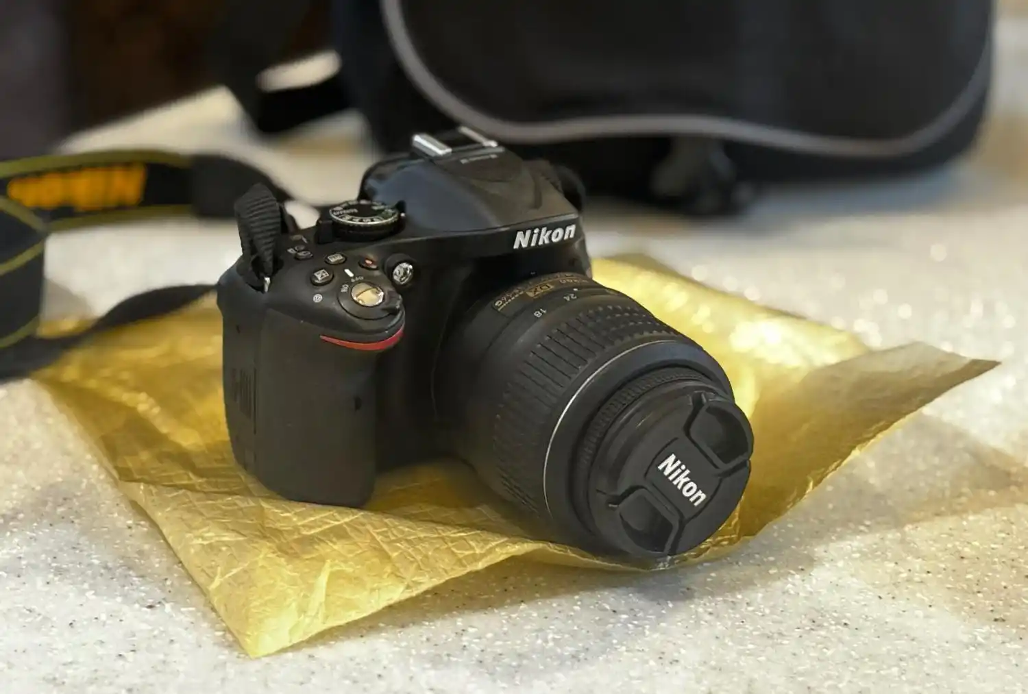 دوربین عکاسی با لنز فابریک و لنز واید ۷۰-۳۰۰ نیکون دست دو