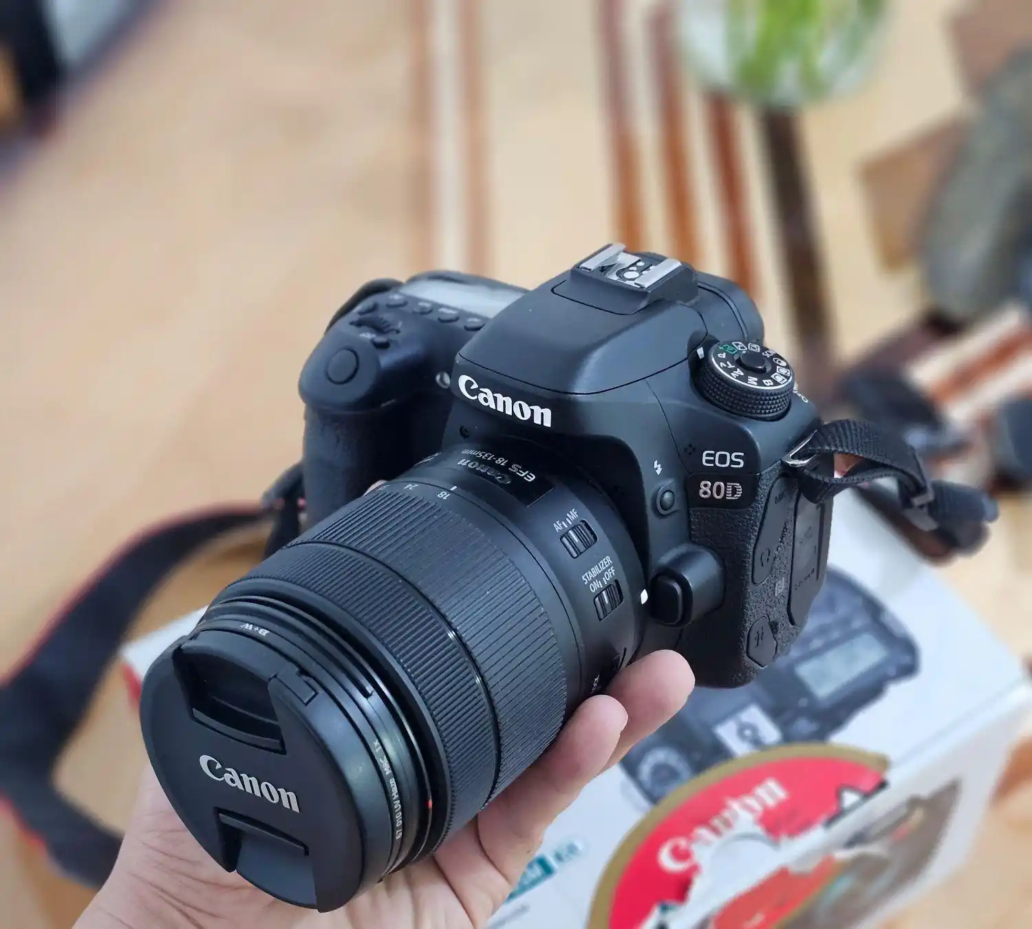 دوربین کننون  80D با لنز 18-135 Canon دست دو