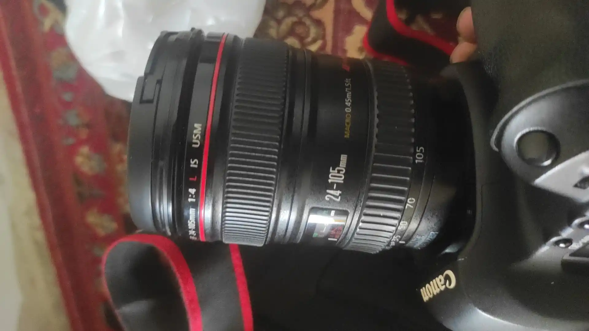 لنز ۲۴ ۱۰۵ دست دو