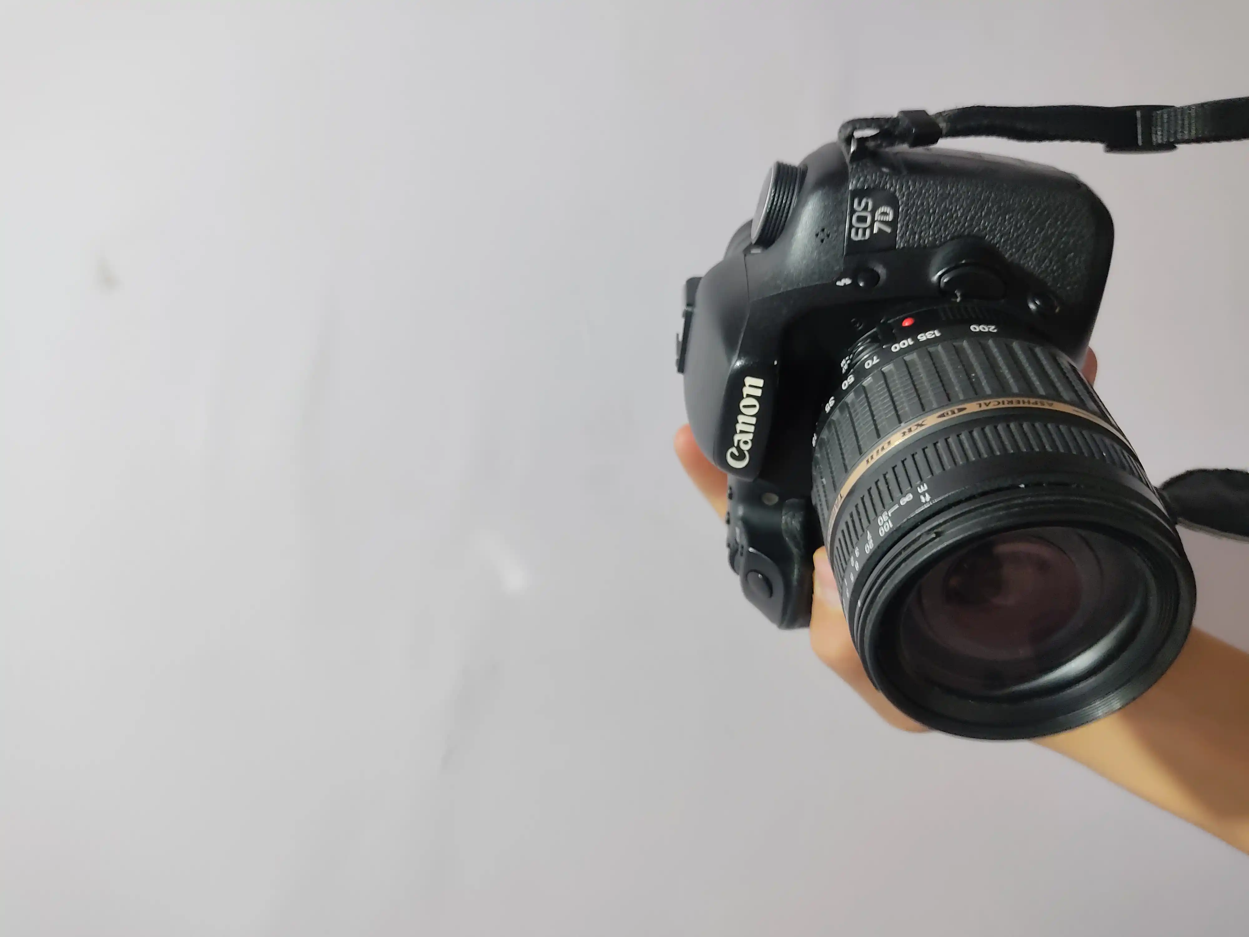 7d  eos با لنز 18.200 دست دو