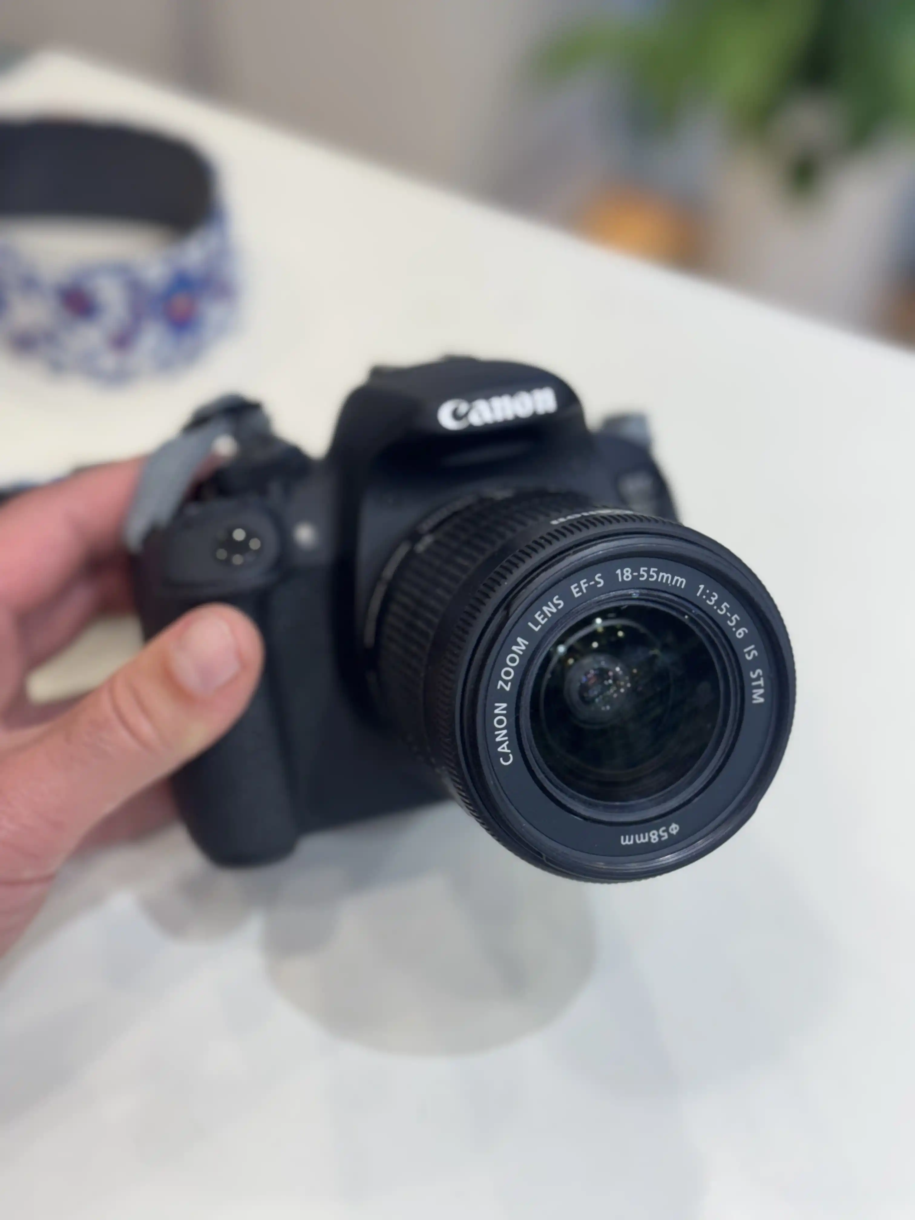 دوربین کنون 700D لنز ۱۸-۵۵ با شات زیر هزارتا و مشابه اکبند بهمراه سه پایه دست دو