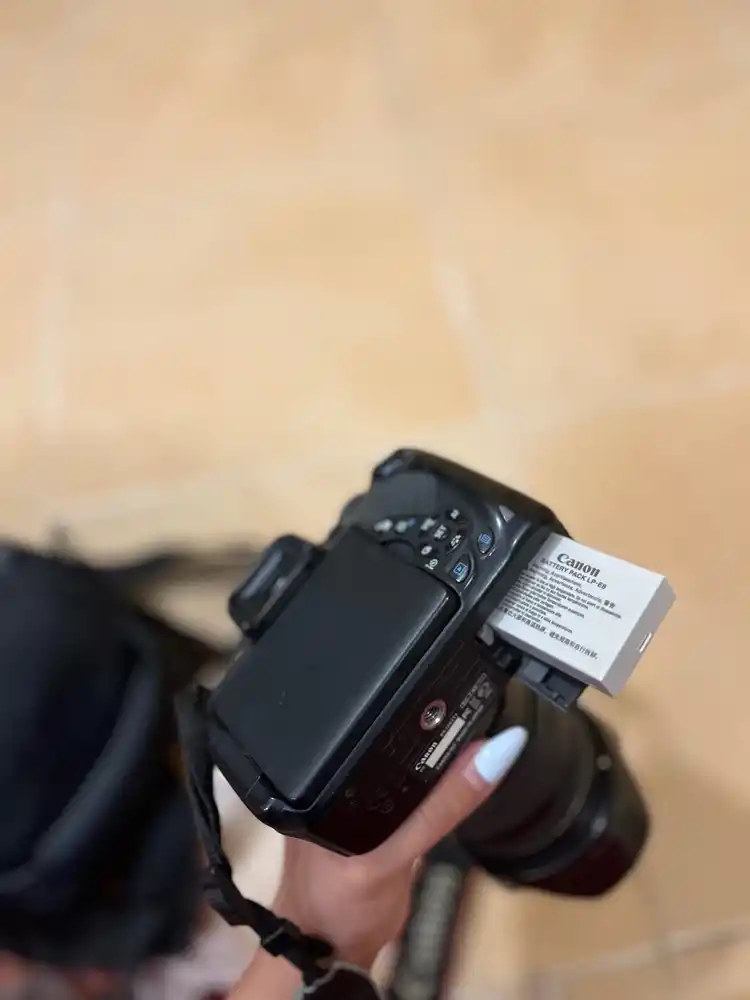 700 D دوربین با لنز 18-135 دست دو