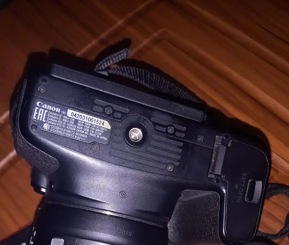 بدنه دوربین ۷۷دی کنون دست دو