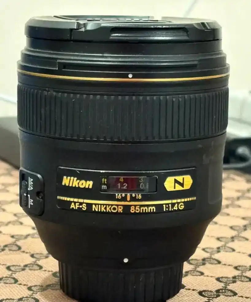 لنز نیکون Nikon AF-S NIKKOR 85mm F/1.4G دست دو