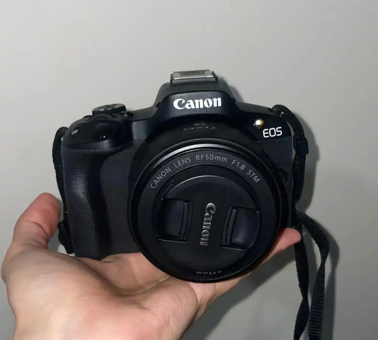 دوربین canon R50 با لنز 1.8 در حد نو دست دو