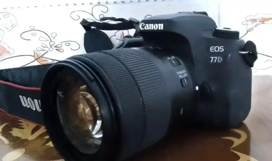 دوربین 77D دست دو