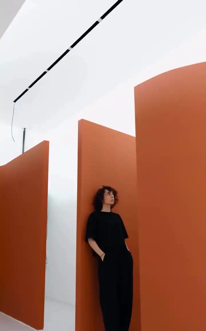 لنز ۱۶/۳۵ جی مستر در آکبند دست دو