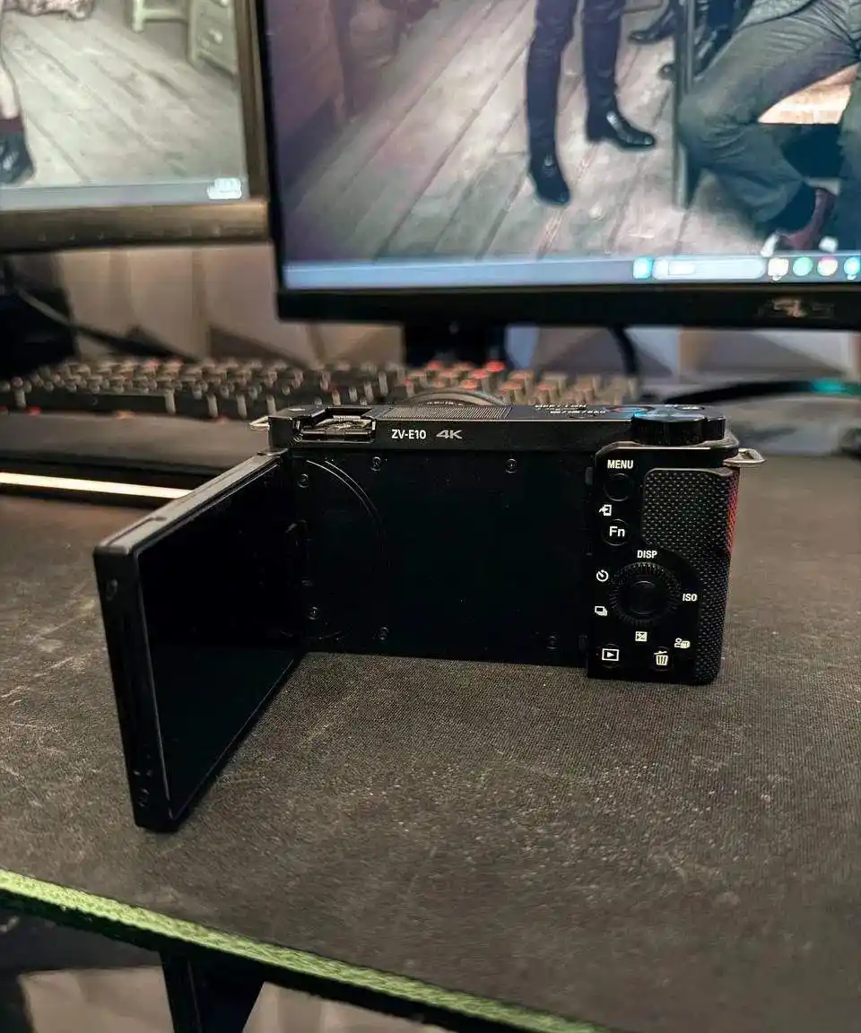 دوربین سونی آلفا ZV E10 (همراه با متعلقات) دست دو