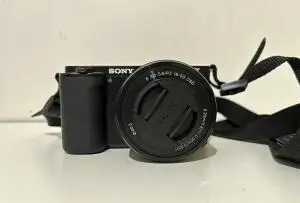 دوربین کارکرده Sony zv-e10 با لنز کیت ۵۰ـ۱۶ و فیلتر uv همراه با گارانتی طلایی دست دوم