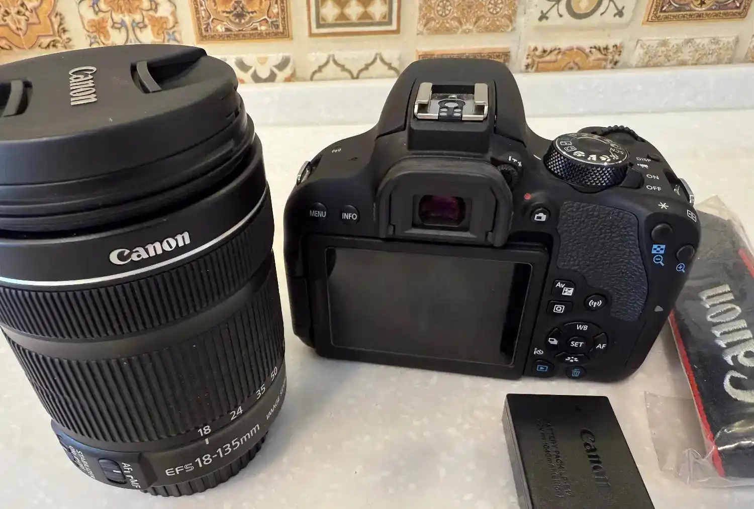 دوربین کانون800dکاملا نو با لنز ۱۸-۱۳۵ دست دو