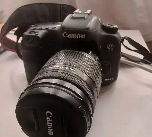 دوربین کانن 7D mark II با لنز ۱۸-۲۰۰ دست دو
