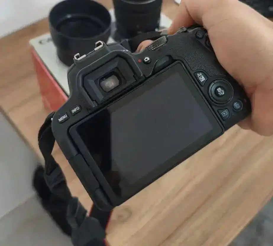 Canon EOS 200D در حد نو دست دو