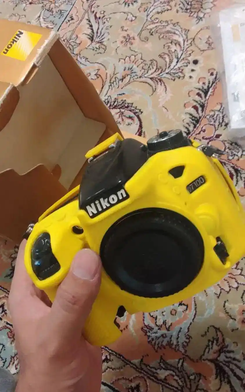 نیکون ۷۱۰۰ با لنز ۷۰/۲۰۰ دست دو