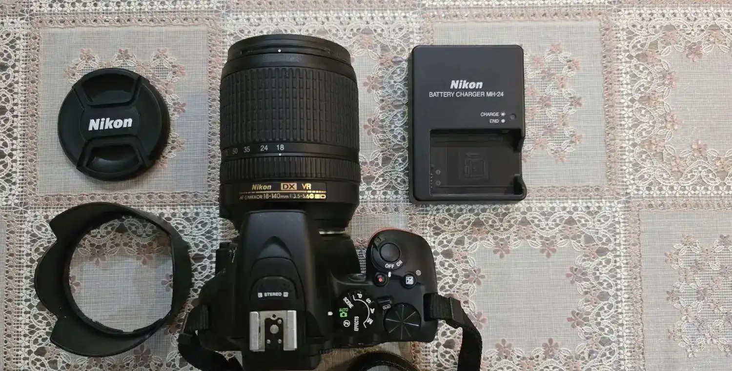 دوربین نیکن D5600 دست دو