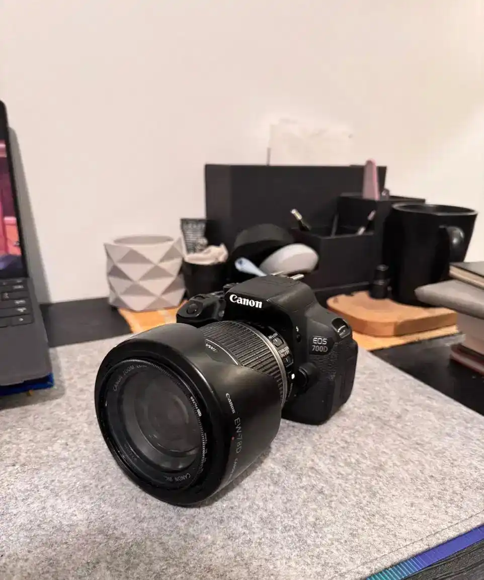 دوربین کانن Canon 700D لنز 18-200 دست دو