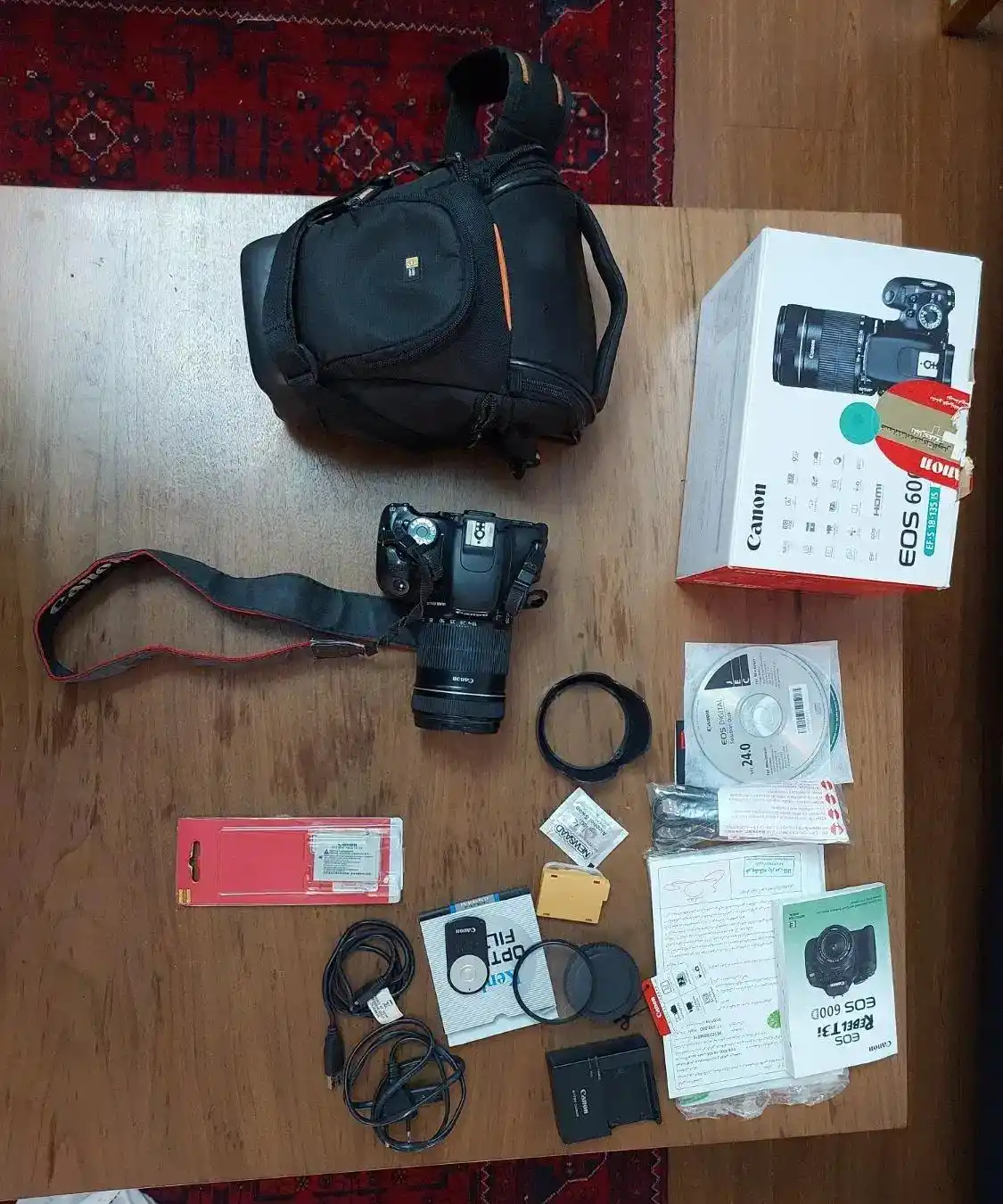 دوربین فوق العاده  Canon EOS 600D Kit 18-135mm IS دست دو