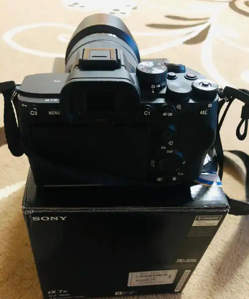 دوربین سونی Sony A7 IV دست دو