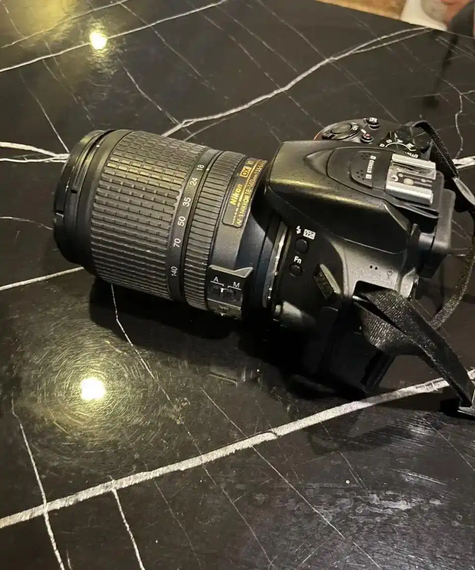 دوربین 5500 D نیکون دست دو