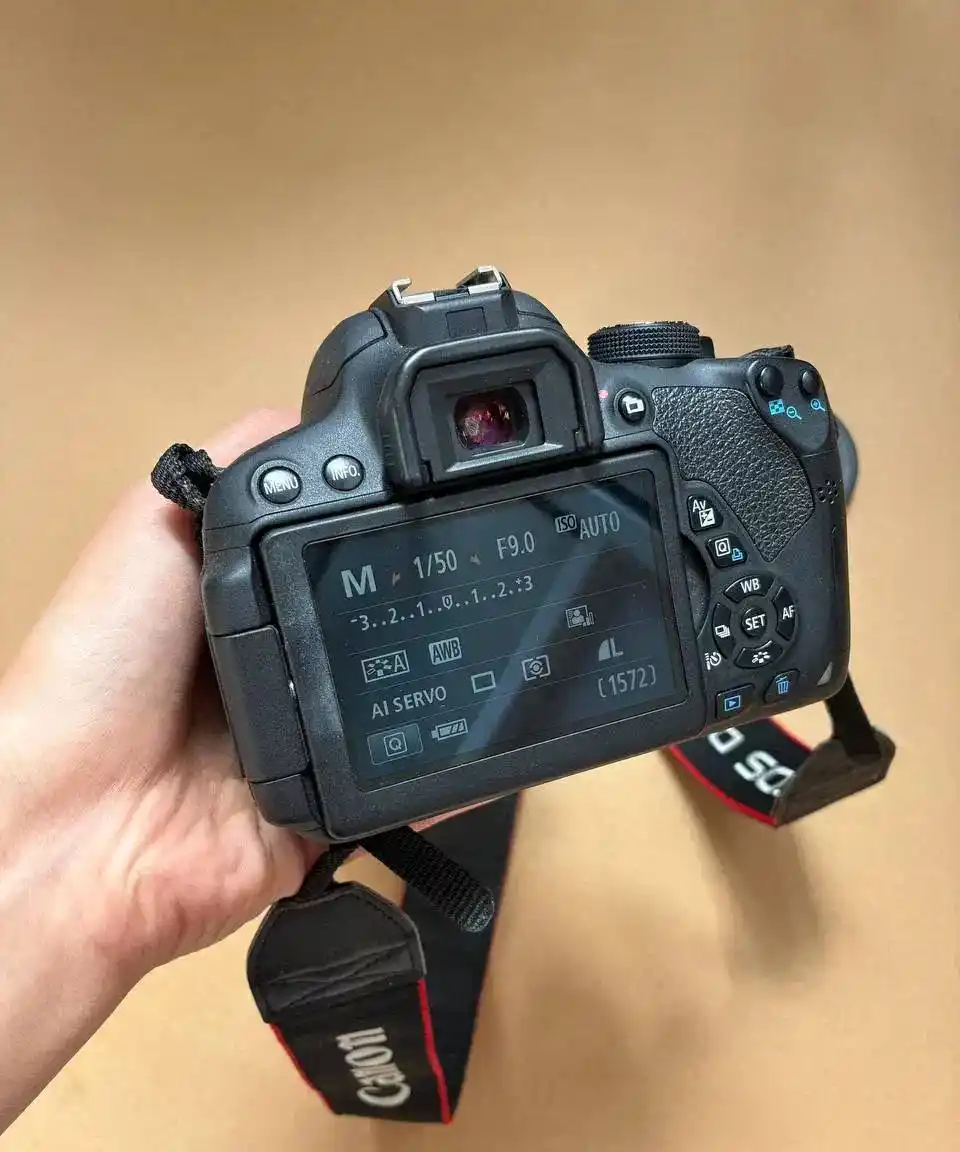 دوربین کنون Canon 700D دست دو