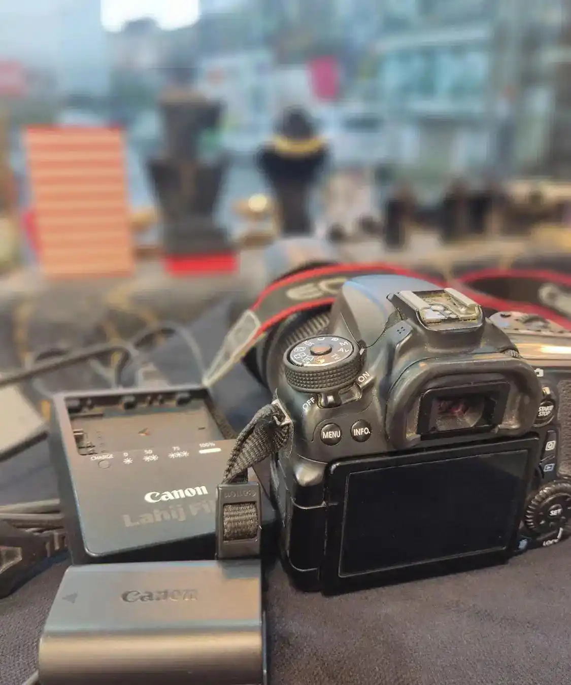 کنون ۷۰dبا لنز ۱۸-۱۳۵ دست دو