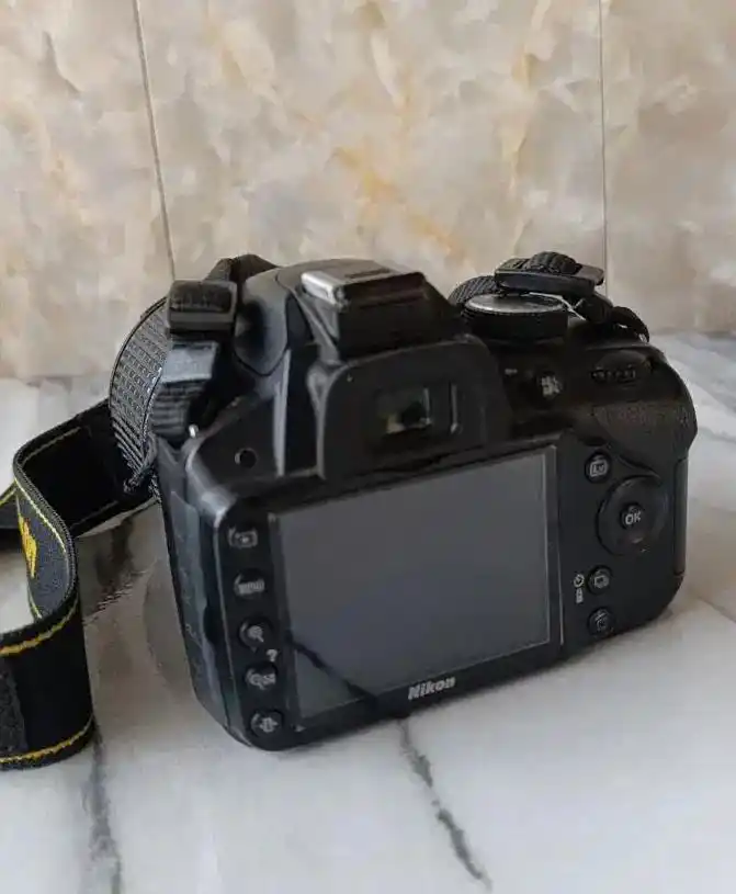 دوربین nikon ۳۲۰۰d با لنز 18-135 کاملا سالم دست دو
