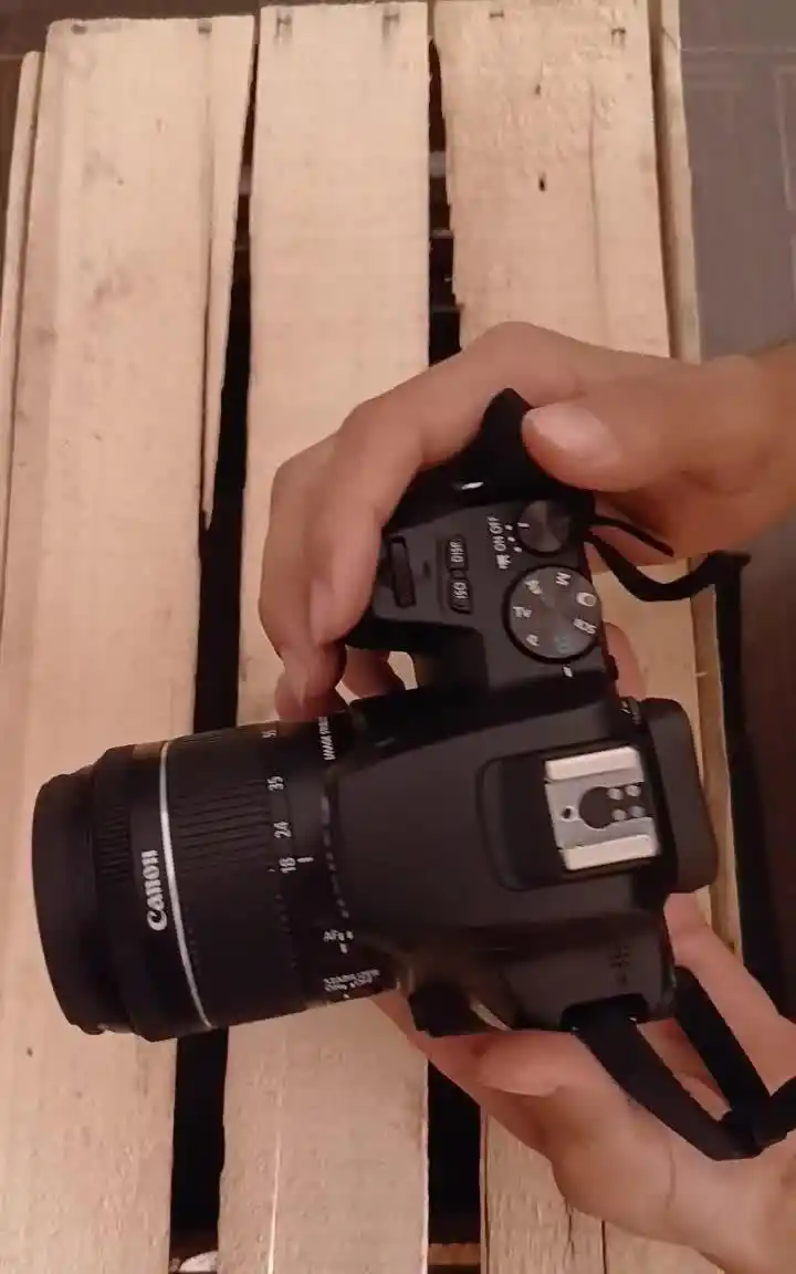 دوربین عکاسی کنون Canon به همراه لنز D250و تجهیزات دست دو