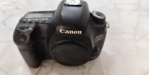 یک دستگاه دوربین کانن مدل EOS 5D دست دوم