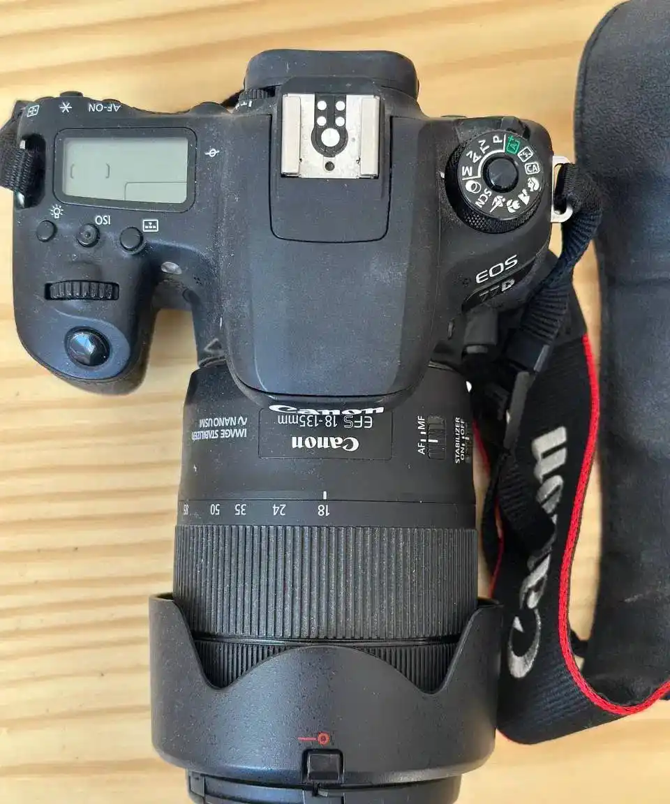 دوربین کانن Canon 77D Kit 18-135mm IS STM دست دو