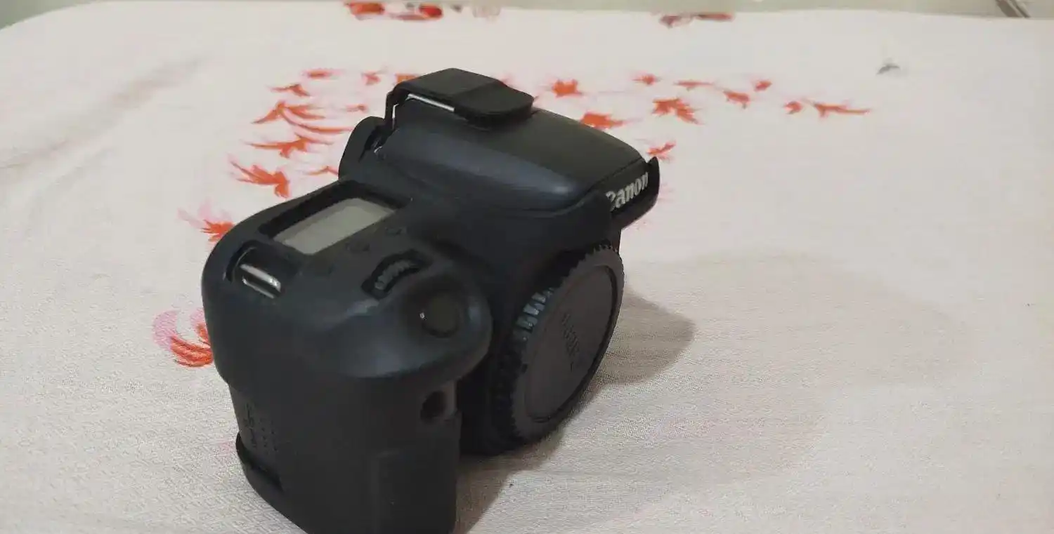 دوربین کانن 77دی دست دو